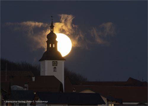 Bild 3 · Vollmond über Michaelbeuern am 7. 1. 2023, 17:13 Uhr. Aufgenommen mit Canon R, 500 mm BW