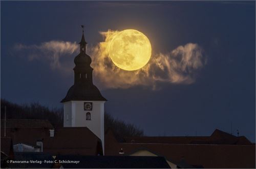 Bild 4 · Vollmond über Michaelbeuern am 7. 1. 2023, 17:23 Uhr. HDR-Aufnahme aus 4 Bildern mit Canon R, 500 mm BW