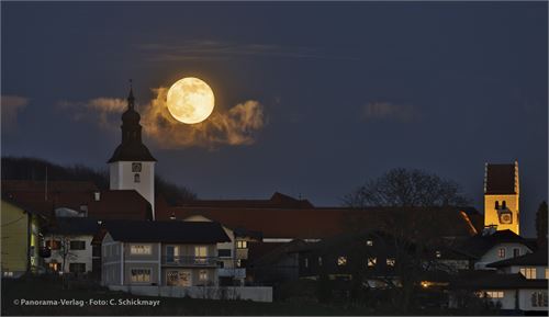 Bild 5 · Vollmond über Michaelbeuern am 7. 1. 2023, 17:23 Uhr. HDR-Aufnahme aus 4 Bildern mit Canon R, 500 mm BW