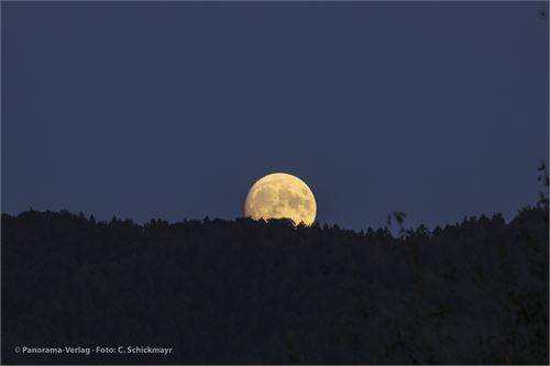 Bild 10 · Aufgehender Mond über dem Haunsberg, aufgenommen von Michaelbeuern am 10. 8. 2022, 20:45 Uhr