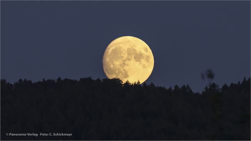 Bild 11 · Aufgehender Mond über dem Haunsberg, aufgenommen von Michaelbeuern am 10. 8. 2022, 20:45 Uhr