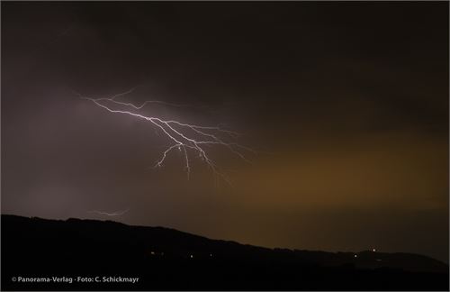 Bild 33 · Gewitter über dem Haunsberg, aufgenommen von Michaelbeuern am 20. Mai 2022