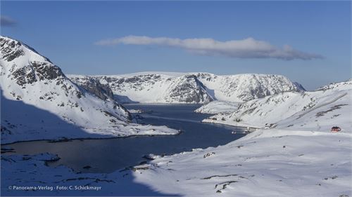 Verschneite Fjordlandschaft am Nordkap