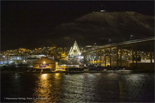 Die nächtliche Eismeerkathedrale in Tromsø
