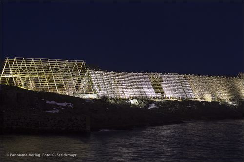 In Svolvær werden Dorschfilets zum Trocknen in der salzigen Meeresluft aufgehängt.