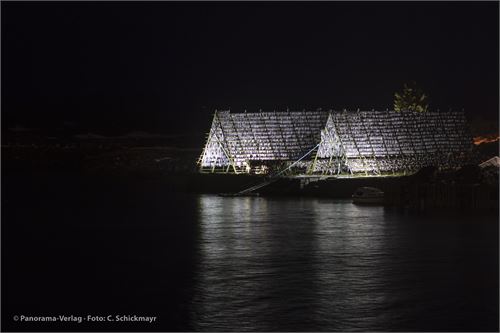 In Svolvær werden Dorschfilets zum Trocknen in der salzigen Meeresluft aufgehängt.