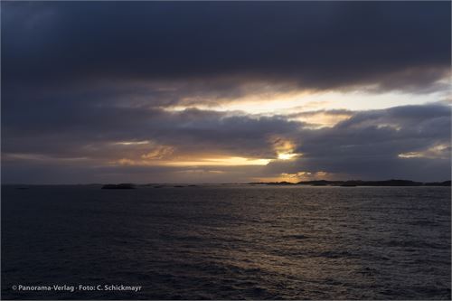 Abendstimmung in der Schärenlandschaft Norwegens