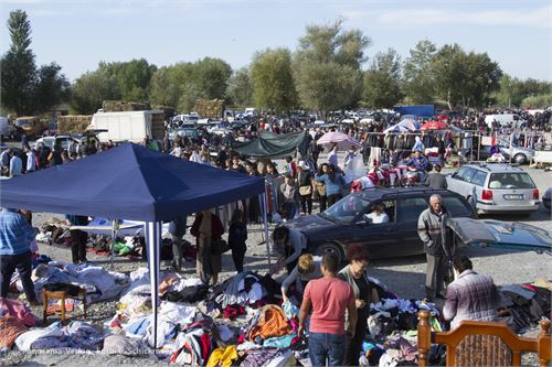Typischer albanischer Flohmarkt am Land