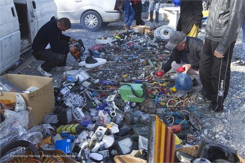 Typischer albanischer Flohmarkt am Land