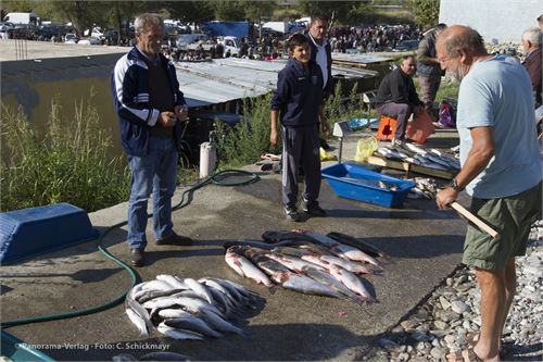 Fisch wird am Straßenrand eher rustikal verkauft. Schmecken tut er dennoch sehr lecker!
