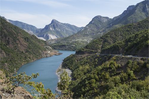 Auf der Fahrt nach Koman über extrem schlechte Straßen, Startpunkt der Fährüberfahrt über den Stausee nach Fierze.