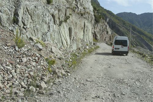 Haupverkehrsroute zwischen Shkoder und Koman am Weg zur Koman-Fähre. Inzwischen gibt es eine asphaltierte Umfahrung auf den letzten Kilometern