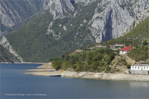 Am Koman-Stausee auf der Fahrt von Koman nach Fierze