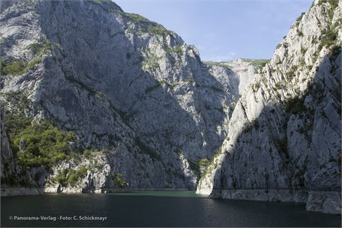 Am Koman-Stausee auf der Fahrt von Koman nach Fierze