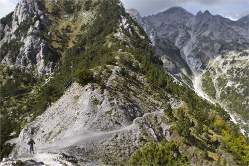 Am Valbona-Sattel. Nach Süden führt der Abstieg nach Theth, im Norden liegt das Valbona-Tal