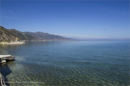 Der kristallklare Ohrid See an der Grenze zu Mazedonien