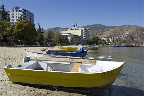 Der kristallklare Ohrid See an der Grenze zu Mazedonien