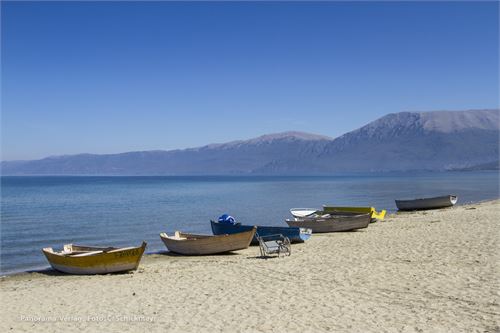 Der kristallklare Ohrid See an der Grenze zu Mazedonien
