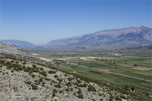 Grenzgebiet Albanien - Griechenland, etliche Betonbunker finden sich auf albanischen Feldern