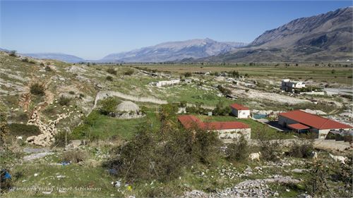 Grenzgebiet Albanien - Griechenland, etliche Betonbunker finden sich auf albanischen Feldern