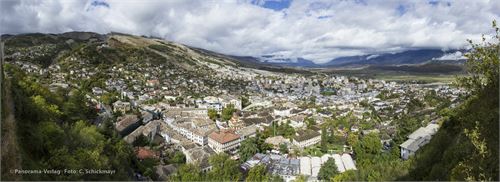Gjirokaster, Stadt der tausend Stufen, Panoramablick vom Castell auf die Altstadt