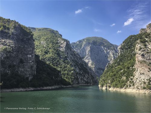 Am Koman-Stausee auf der Fahrt von Koman nach Fierze