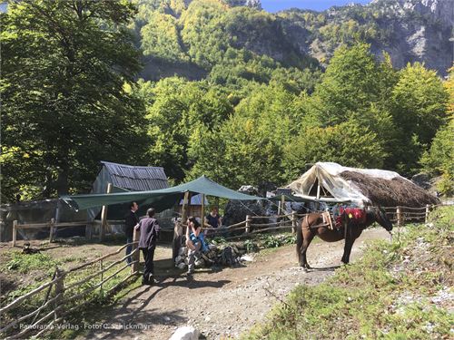 Rastplatz mit Einkehrmöglichkeit am Web zum Valbona-Pass