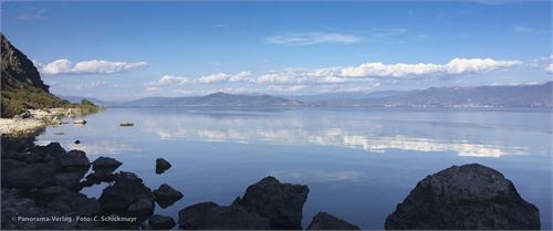 Der kristallklare Ohrid See an der Grenze zu Mazedonien