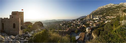 Kruje, geschichtsträchtigste Stadt von Albanien, links im Bild das Sanderberg-Museum