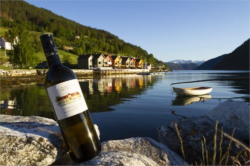 Bild 5 · Weinviertel DAC am Amlabukti (Auläufer des Sognefjordes) in Kaupanger, Südnorwegen