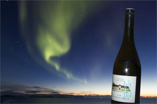 Bild 8 · Weinviertel DAC an Bord eines Hurtigruten-Schiffes nahe dem Nordkap, mit Polarlicht