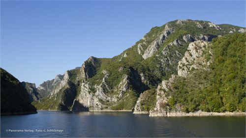 Die Schlucht im Stausee wird enger