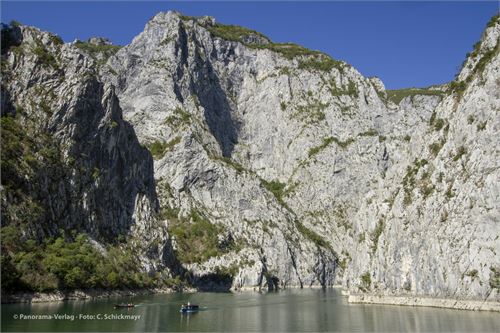 Hochaufragende Bergwände in der Koman-Schlucht