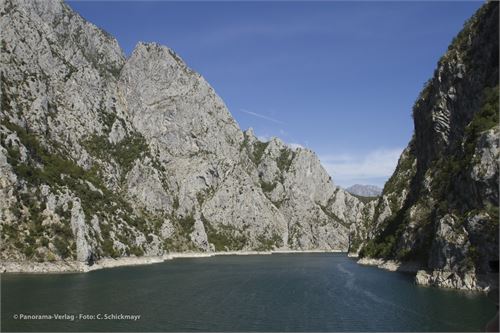 Im Koman Stausee Richtung Fierze