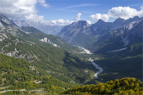 Blick vom Valbona-Pass in das Tal