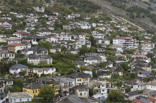 Girokaster, Wohnhäuser am Hang