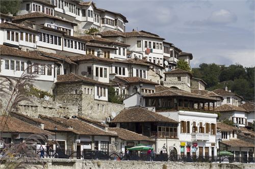 Behrat, Stadt der tausend Fenster