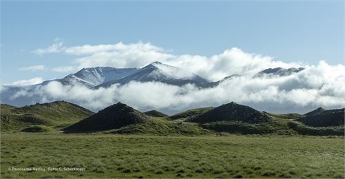 Bild 17 · Vulkankegel am Weg nach Borganes