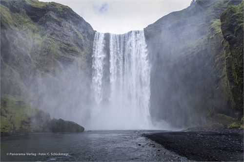 Bild 58 · Skogafoss, meistbesuchter Wasserfall Islands mit 60 Meter Fallhöhe auf einer Breite von 20 - 30 Metern